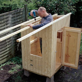 Byg selv hønsehus: De tre lægter, som tagpladen skal hvile på Byg selv hønsehus: De tre lægter, som tagpladen skal hvile på